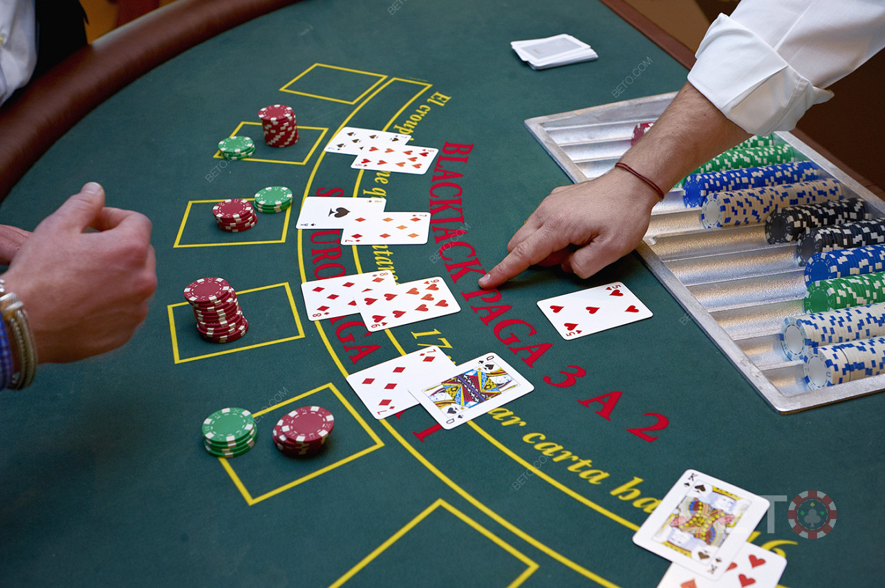 Bahis limitleri ve krupiyenin ayağa kalkması ile ilgili kurallar canlı blackjack online oyununda da aynıdır.
