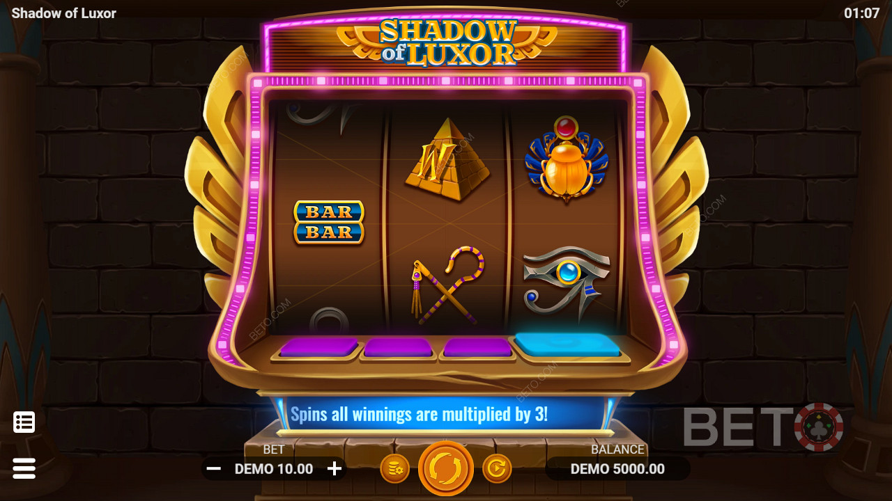 Hem klasik hem de temalı semboller içeren üç makaralı slot makinesi Shadow of Luxor